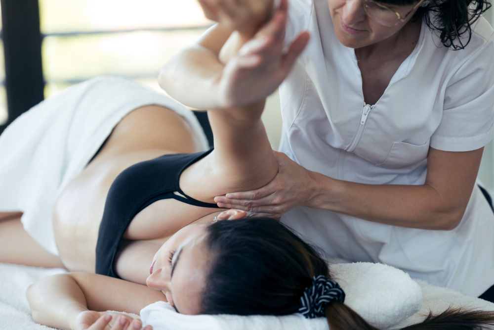 Shot,Of,Physical,Therapist,Massaging,Pregnant,Woman's,Arm,In,Spa