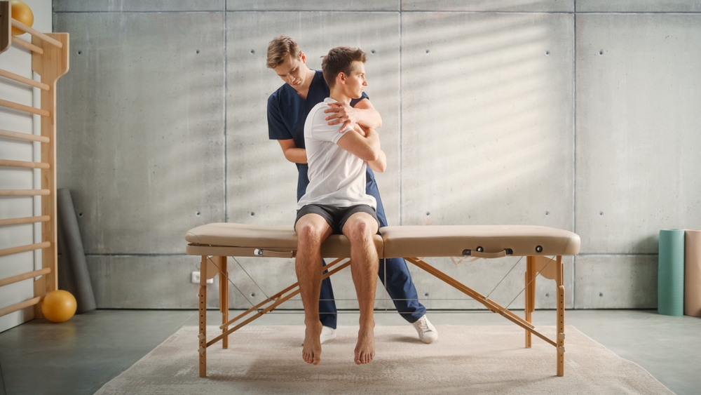 Professional,Sport,Physiotherapist,Working,On,Specific,Muscle,Groups,And,Back